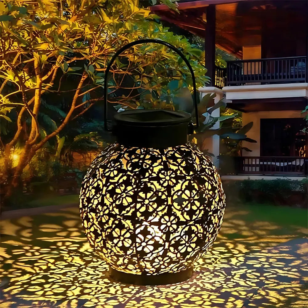Emite uma luz branca quente de 3200-3500K, ideal para adicionar um brilho suave e acolhedor ao seu jardim ou terraço, criando um ambiente relaxante.