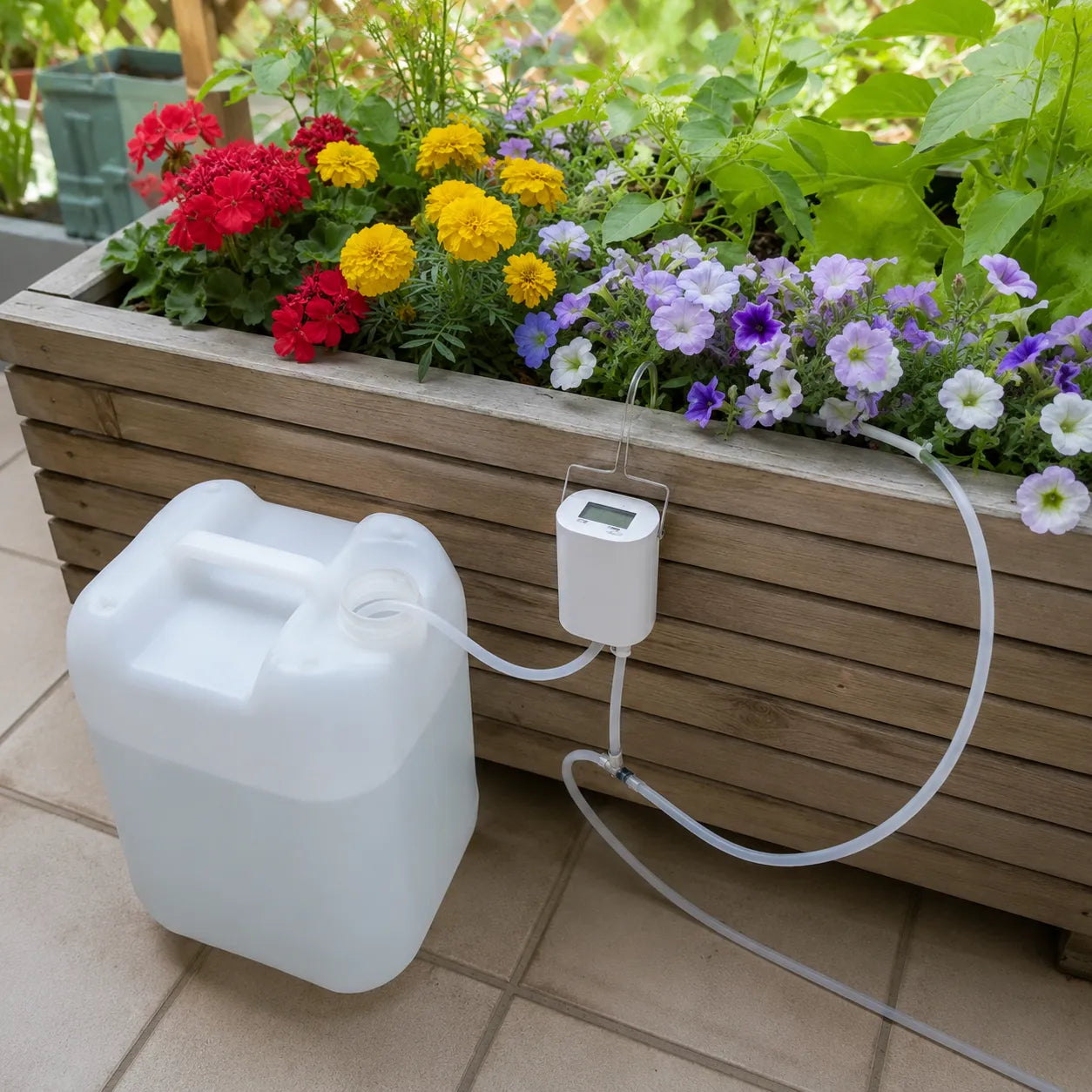 Bomba de rega automática em uso real com reservatório, mangueiras e gotejadores em vasos com flores