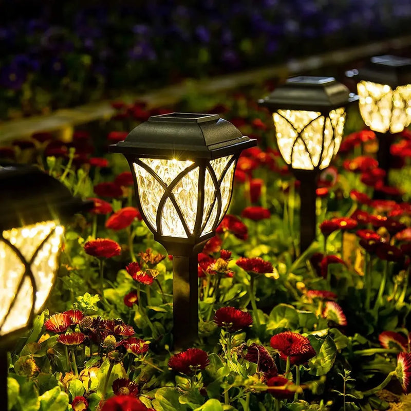 A Luminária solar de jardim se destaca por sua beleza, criando uma atmosfera romântica e aconchegante no ambiente.